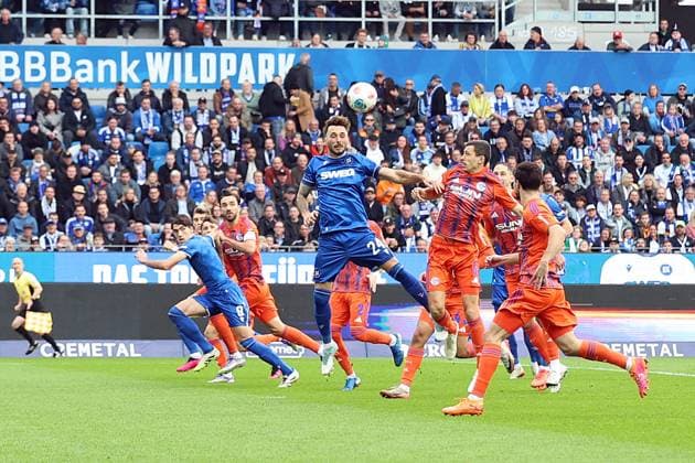 01.11.2025, xrekx, Fussball 2.Bundesliga, Karlsruher SC - FC Schalke 04 v.l. Fabian Schleusener (Karlsruher SC) (DFL DFB REGULATIONS PROHIBIT ANY USE OF PHOTOGRAPHS as IMAGE SEQUENCES and or QUASI-VIDEO) Karlsruhe