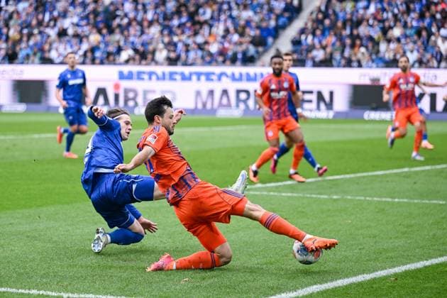 01.11.2025, Fussball, 2. Bundesliga, Saison 2025 2026, 11. Spieltag, Karlsruher SC - FC Schalke 04, Adrian Gantenbein (FC Schalke 04) xRHR-FOTO YYx
