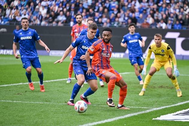01.11.2025, Fussball, 2. Bundesliga, Saison 2025 2026, 11. Spieltag, Karlsruher SC - FC Schalke 04, Marcel Beifus (Karlsruher SC), Moussa Sylla (FC Schalke 04) xRHR-FOTO YYx