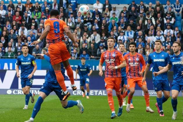 01.11.2025, xhettx, Fussball 2.Bundesliga, Karlsruher SC - FC Schalke 04 v.l. Sylla, Moussa (FC Schalke 04, 9) köpft aufs Tor (DFL DFB REGULATIONS PROHIBIT ANY USE OF PHOTOGRAPHS as IMAGE SEQUENCES and or QUASI-VIDEO) Karlsruhe
