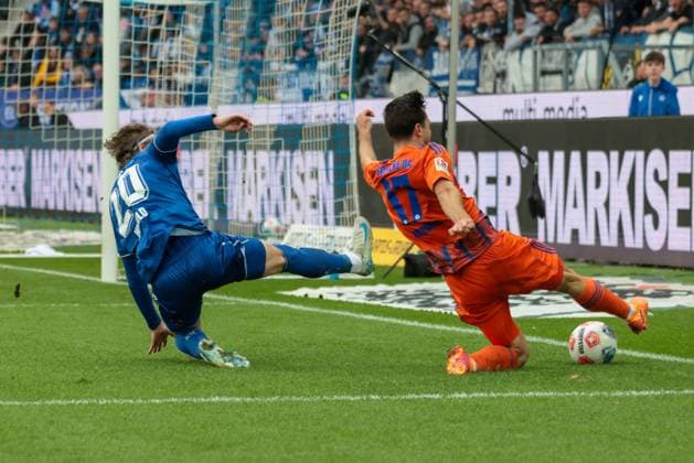 01.11.2025, xhettx, Fussball 2.Bundesliga, Karlsruher SC - FC Schalke 04 v.l. Wäschenbach, Meiko (Karlsruher SC, 20) versucht die hereingabe zu stoppen (DFL DFB REGULATIONS PROHIBIT ANY USE OF PHOTOGRAPHS as IMAGE SEQUENCES and or QUASI-VIDEO) Karlsruhe
