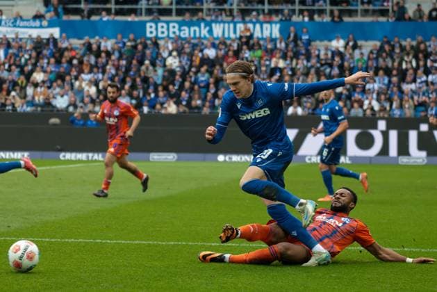 01.11.2025, xhettx, Fussball 2.Bundesliga, Karlsruher SC - FC Schalke 04 v.l. Sylla, Moussa (FC Schalke 04, 9) mit einer grätsche gegen Wä (DFL DFB REGULATIONS PROHIBIT ANY USE OF PHOTOGRAPHS as IMAGE SEQUENCES and or QUASI-VIDEO) Karlsruhe