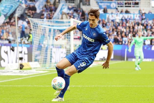01.11.2025, xrekx, Fussball 2.Bundesliga, Karlsruher SC - FC Schalke 04 v.l. Roko Simic (Karlsruher SC) (DFL DFB REGULATIONS PROHIBIT ANY USE OF PHOTOGRAPHS as IMAGE SEQUENCES and or QUASI-VIDEO) Karlsruhe