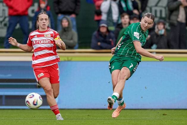 v.li.: Lisa Heiseler (1. FC Union Berlin, 7) und Larissa Mühlhaus (SV Werder Bremen, 7) am Ball, Einzelbild, Ganzkörper, Aktion, Action, Spielszene, DIE DFB-RICHTLINIEN UNTERSAGEN JEGLICHE NUTZUNG VON FOTOS ALS SEQUENZBILDER UND ODER VIDEOÄHNLICHE FOTOSTRECKEN. DFB REGULATIONS PROHIBIT ANY USE OF PHOTOGRAPHS AS IMAGE SEQUENCES AND OR QUASI-VIDEO., 01.11.2025, Bremen (Deutschland), Fussball, Google Pixel Frauen-Bundesliga, SV Werder Bremen - 1. FC Union Berlin