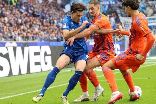 01.11.2025, xrekx, Fussball 2.Bundesliga, Karlsruher SC - FC Schalke 04 v.l. Roko Simic (Karlsruher SC) Nikola Katic (FC Schalke 04) Mertcan Ayhan (FC Schalke 04) Zweikampf, Aktion, action, battle for the ball (DFL DFB REGULATIONS PROHIBIT ANY USE OF PHOTOGRAPHS as IMAGE SEQUENCES and or QUASI-VIDEO) Karlsruhe