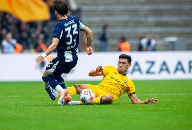 Fussball, Herren, Saison 2025 2026, 2. Bundesliga (11. Spieltag), Hertha BSC - Dynamo Dresden, v.l. Michal Karbownik (Hertha BSC), Claudio Kammerknecht (Dresden), 01.11. 2025,