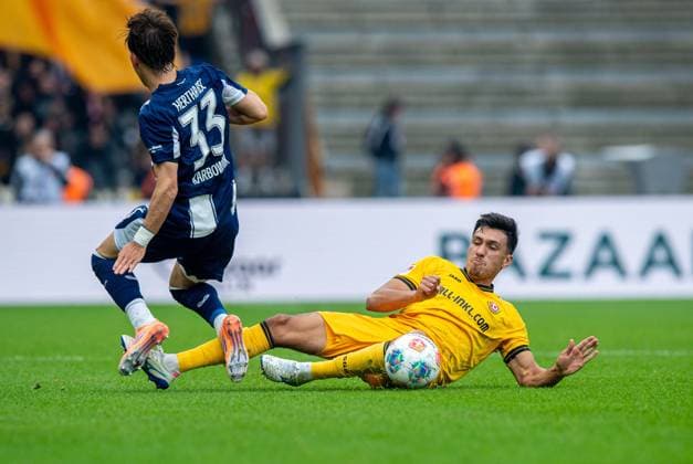 Fussball, Herren, Saison 2025 2026, 2. Bundesliga (11. Spieltag), Hertha BSC - Dynamo Dresden, v.l. Michal Karbownik (Hertha BSC), Claudio Kammerknecht (Dresden), 01.11. 2025,