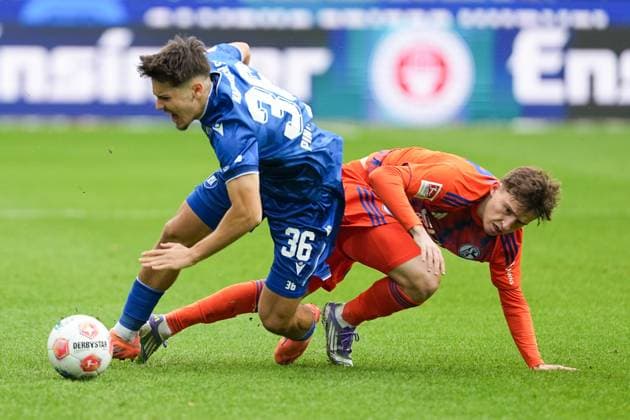 Fussball: 2. Bundesliga, 11. Spieltag, Karlsruher SC - FC Schalke 04 am 01.11.2025 in Karlsruhe (BBBank Wildpark), Deutschland, Saison 2025 2026 DFL REGULATIONS PROHIBIT ANY USE OF PHOTOGRAPHS AS IMAGE SEQUENCES AND OR QUASI VIDEO: Rafael Pinto Pedrosa (36, KSC) im Zweikampf mit Vitalie Becker (33, S04). Karlsruhe BBBank Wildpark Deutschland