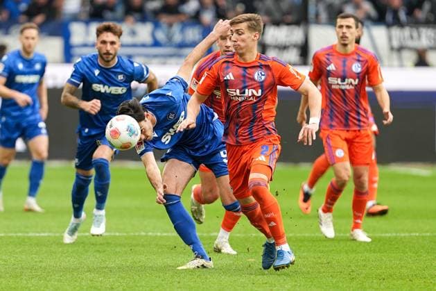 Fussball: 2. Bundesliga, 11. Spieltag, Karlsruher SC - FC Schalke 04 am 01.11.2025 in Karlsruhe (BBBank Wildpark), Deutschland, Saison 2025 2026 DFL REGULATIONS PROHIBIT ANY USE OF PHOTOGRAPHS AS IMAGE SEQUENCES AND OR QUASI VIDEO: Felipe Sanchez (2, S04) im Zweikampf mit Roko Simic (9, KSC). Karlsruhe BBBank Wildpark Deutschland