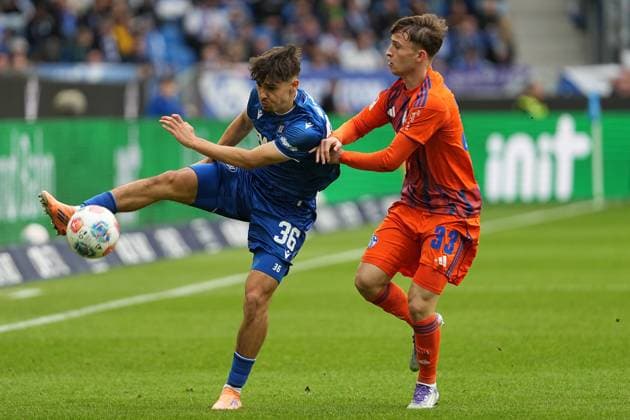 Fussball: 2. Bundesliga, 11. Spieltag, Karlsruher SC - FC Schalke 04 am 01.11.2025 in Karlsruhe (BBBank Wildpark), Deutschland, Saison 2025 2026 DFL REGULATIONS PROHIBIT ANY USE OF PHOTOGRAPHS AS IMAGE SEQUENCES AND OR QUASI VIDEO: Rafael Pinto Pedrosa (36, KSC) im Zweikampf mit Vitalie Becker (33, S04). Karlsruhe BBBank Wildpark Deutschland
