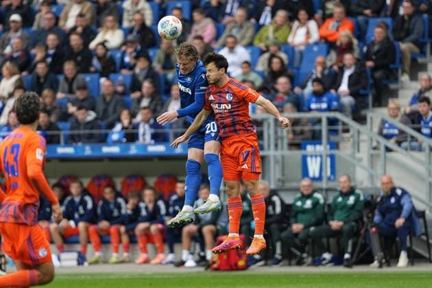 Fussball: 2. Bundesliga, 11. Spieltag, Karlsruher SC - FC Schalke 04 am 01.11.2025 in Karlsruhe (BBBank Wildpark), Deutschland, Saison 2025 2026 DFL REGULATIONS PROHIBIT ANY USE OF PHOTOGRAPHS AS IMAGE SEQUENCES AND OR QUASI VIDEO: Kopfballduell zwischen David Herold (20, KSC) und Adrian Gantenbein (17, S04). Karlsruhe BBBank Wildpark Deutschland