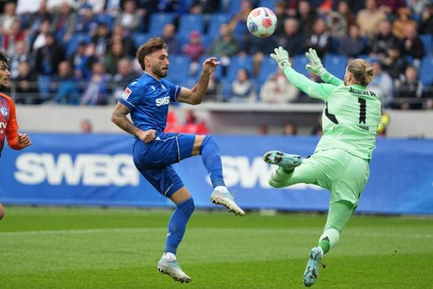 Fussball: 2. Bundesliga, 11. Spieltag, Karlsruher SC - FC Schalke 04 am 01.11.2025 in Karlsruhe (BBBank Wildpark), Deutschland, Saison 2025 2026 DFL REGULATIONS PROHIBIT ANY USE OF PHOTOGRAPHS AS IMAGE SEQUENCES AND OR QUASI VIDEO: Fabian Schleusener (24, KSC) mit einem Torschuss gegen Loris Karius (1, S04). Karlsruhe BBBank Wildpark Deutschland