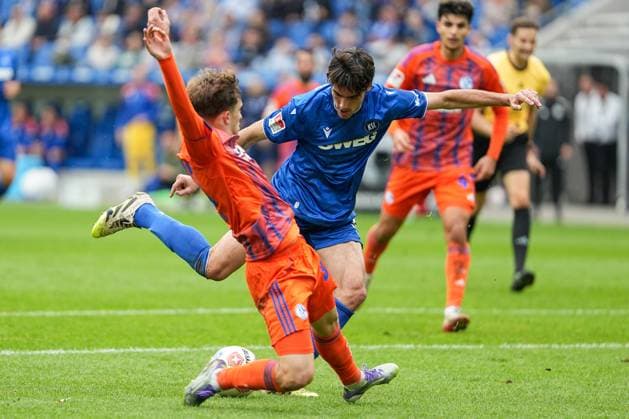 Fussball: 2. Bundesliga, 11. Spieltag, Karlsruher SC - FC Schalke 04 am 01.11.2025 in Karlsruhe (BBBank Wildpark), Deutschland, Saison 2025 2026 DFL REGULATIONS PROHIBIT ANY USE OF PHOTOGRAPHS AS IMAGE SEQUENCES AND OR QUASI VIDEO: Roko Simic (9, KSC) schießt aufs Tor geblockt durch Vitalie Becker (33, S04). Karlsruhe BBBank Wildpark Deutschland