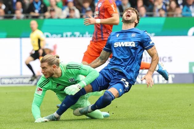 01.11.2025, xrekx, Fussball 2.Bundesliga, Karlsruher SC - FC Schalke 04 v.l. Loris Karius (FC Schalke 04) Fabian Schleusener (Karlsruher SC) Zweikampf, Aktion, action, battle for the ball (DFL DFB REGULATIONS PROHIBIT ANY USE OF PHOTOGRAPHS as IMAGE SEQUENCES and or QUASI-VIDEO) Karlsruhe