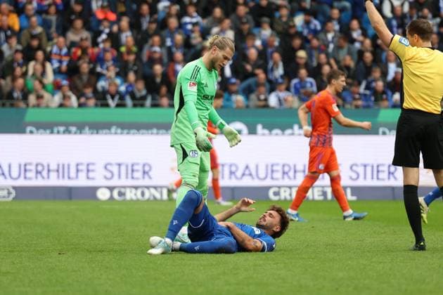 01.11.2025, xrekx, Fussball 2.Bundesliga, Karlsruher SC - FC Schalke 04 v.l. Loris Karius (FC Schalke 04) Fabian Schleusener (Karlsruher SC) (DFL DFB REGULATIONS PROHIBIT ANY USE OF PHOTOGRAPHS as IMAGE SEQUENCES and or QUASI-VIDEO) Karlsruhe
