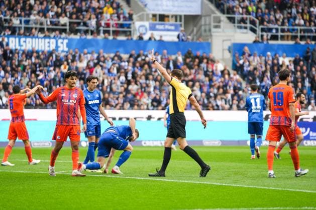 2. Bundesliga, Karlsruher SC vs FC Schalke 05, 01.11.2025 Max Burda (Referee) 2. Bundesliga, Karlsruher SC vs FC Schalke 05, BBBank Wildpark Karlsruhe, 01.11.2025 DFB DFL REGULATIONS PROHIBIT ANY USE OF PHOTOGRAPHS AS IMAGE SEQUENCES AND OR QUASI-VIDEO.
