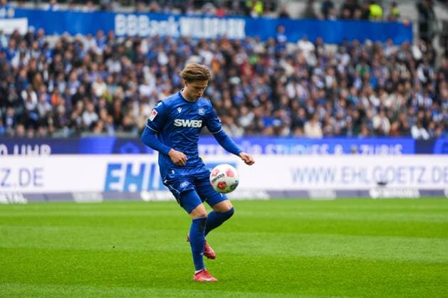2. Bundesliga, Karlsruher SC vs FC Schalke 05, 01.11.2025 Dženis Burni? (Karlsruher SC, 7) with the ball 2. Bundesliga, Karlsruher SC vs FC Schalke 05, BBBank Wildpark Karlsruhe, 01.11.2025 DFB DFL REGULATIONS PROHIBIT ANY USE OF PHOTOGRAPHS AS IMAGE SEQUENCES AND OR QUASI-VIDEO.