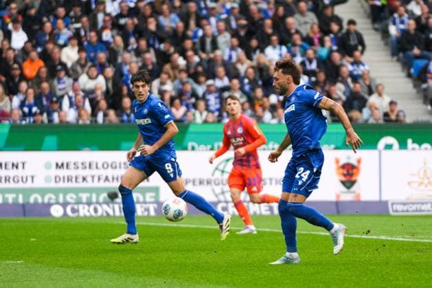 2. Bundesliga, Karlsruher SC vs FC Schalke 05, 01.11.2025 Fabian Schleusener (Karlsruher SC, 24) with a chance 2. Bundesliga, Karlsruher SC vs FC Schalke 05, BBBank Wildpark Karlsruhe, 01.11.2025 DFB DFL REGULATIONS PROHIBIT ANY USE OF PHOTOGRAPHS AS IMAGE SEQUENCES AND OR QUASI-VIDEO.