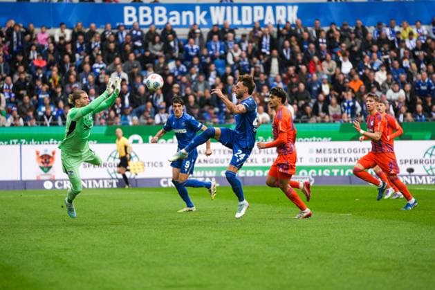 2. Bundesliga, Karlsruher SC vs FC Schalke 05, 01.11.2025 Loris Karius (FC Schalke 04, 1) safed a chance by Fabian Schleusener (Karlsruher SC, 24) 2. Bundesliga, Karlsruher SC vs FC Schalke 05, BBBank Wildpark Karlsruhe, 01.11.2025 DFB DFL REGULATIONS PROHIBIT ANY USE OF PHOTOGRAPHS AS IMAGE SEQUENCES AND OR QUASI-VIDEO.