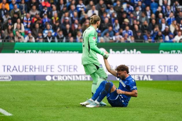 2. Bundesliga, Karlsruher SC vs FC Schalke 05, 01.11.2025 Loris Karius (FC Schalke 04, 1) helps Fabian Schleusener (Karlsruher SC, 24) to get up after a collision 2. Bundesliga, Karlsruher SC vs FC Schalke 05, BBBank Wildpark Karlsruhe, 01.11.2025 DFB DFL REGULATIONS PROHIBIT ANY USE OF PHOTOGRAPHS AS IMAGE SEQUENCES AND OR QUASI-VIDEO.