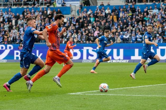 01.11.2025, xhettx, Fussball 2.Bundesliga, Karlsruher SC - FC Schalke 04 v.l. Beifus, Marcel (Karlsruher SC, 4) verfolgt Karaman, Kenan (FC Schalke 04, 19) (DFL DFB REGULATIONS PROHIBIT ANY USE OF PHOTOGRAPHS as IMAGE SEQUENCES and or QUASI-VIDEO) Karlsruhe