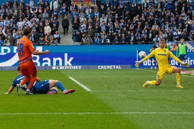 01.11.2025, xhettx, Fussball 2.Bundesliga, Karlsruher SC - FC Schalke 04 v.l. schuss von Karaman, Kenan (FC Schalke 04, 19) überragend von Bernat, Hans Christian (Karlsruher SC, 1) pariert (DFL DFB REGULATIONS PROHIBIT ANY USE OF PHOTOGRAPHS as IMAGE SEQUENCES and or QUASI-VIDEO) Karlsruhe