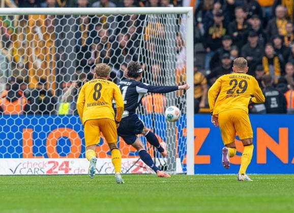 Fussball, Herren, Saison 2025 2026, 2. Bundesliga (11. Spieltag), Hertha BSC - Dynamo Dresden, Fabian Reese (Hertha BSC) erzielt per Foulelfmeter das Tor zum 2:0, 01.11. 2025,