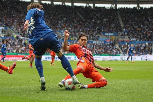 Soufiane El-Faouzi (FC Schalke 04, 23) kommt angeflogen gegen David Herold (Karlsruher SC, 20), Karlsruher SC vs. FC Schalke 04, 2. Bundesliga, 11. Spieltag, 2025 2026, 01.11.2025, DFL REGULATIONS PROHIBIT ANY USE OF PHOTOGRAPHS AS IMAGE SEQUENCES AND OR QUASI-VIDEO, Karlsruher SC vs. FC Schalke 04, 2. Bundesliga, 11. Spieltag, 2025 2026, 01.11.2025 Karlsruhe