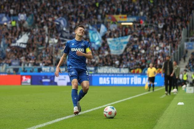 Nicht zufrieden mit dem Spielverlauf Marvin Wanitzek (Karlsruher SC, 10), Karlsruher SC vs. FC Schalke 04, 2. Bundesliga, 11. Spieltag, 2025 2026, 01.11.2025, DFL REGULATIONS PROHIBIT ANY USE OF PHOTOGRAPHS AS IMAGE SEQUENCES AND OR QUASI-VIDEO, Karlsruher SC vs. FC Schalke 04, 2. Bundesliga, 11. Spieltag, 2025 2026, 01.11.2025 Karlsruhe