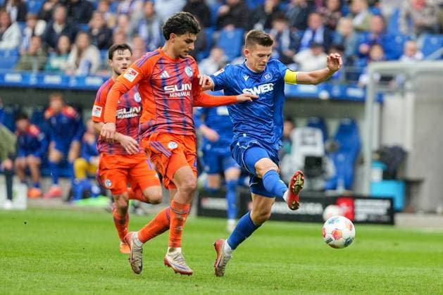 Fussball: 2. Bundesliga, 11. Spieltag, Karlsruher SC - FC Schalke 04 am 01.11.2025 in Karlsruhe (BBBank Wildpark), Deutschland, Saison 2025 2026 DFL REGULATIONS PROHIBIT ANY USE OF PHOTOGRAPHS AS IMAGE SEQUENCES AND OR QUASI VIDEO: Marvin Wanitzek (10, KSC) im Zweikampf mit Mertcan Ayhan (43, S04). Karlsruhe BBBank Wildpark Deutschland