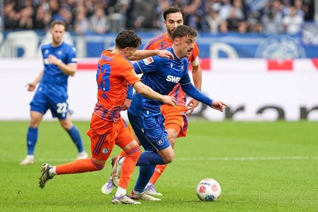 Fussball: 2. Bundesliga, 11. Spieltag, Karlsruher SC - FC Schalke 04 am 01.11.2025 in Karlsruhe (BBBank Wildpark), Deutschland, Saison 2025 2026 DFL REGULATIONS PROHIBIT ANY USE OF PHOTOGRAPHS AS IMAGE SEQUENCES AND OR QUASI VIDEO: Philipp Förster (11, KSC) im Zweikampf mit Soufiane El-Faouzi (23, S04). Karlsruhe BBBank Wildpark Deutschland