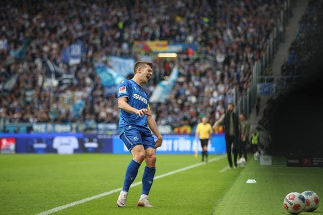 Nicht zufrieden mit dem Spielverlauf Marvin Wanitzek (Karlsruher SC, 10), Karlsruher SC vs. FC Schalke 04, 2. Bundesliga, 11. Spieltag, 2025 2026, 01.11.2025, DFL REGULATIONS PROHIBIT ANY USE OF PHOTOGRAPHS AS IMAGE SEQUENCES AND OR QUASI-VIDEO, Karlsruher SC vs. FC Schalke 04, 2. Bundesliga, 11. Spieltag, 2025 2026, 01.11.2025 Karlsruhe