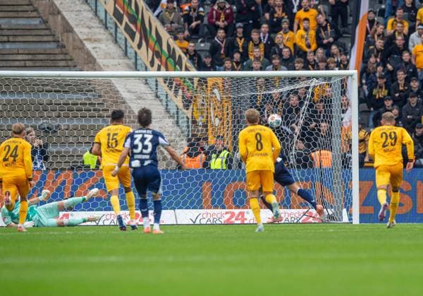 Fussball, Herren, Saison 2025 2026, 2. Bundesliga (11. Spieltag), Hertha BSC - Dynamo Dresden, Fabian Reese (Hertha BSC) erzielt per Foulelfmeter das Tor zum 2:0, 01.11. 2025,