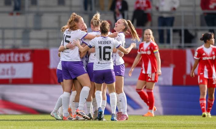 DEU, München, FC Bayern München vs SGS Essen, Google Pixel Frauen Bundesliga, DFB, Saison 2526, FC Bayern Campus, 8. Spieltag im Bild: Ramona Maier (SGS Essen 9) erzielt das Tor zum 1:0 gegen Bayern München, Jubel und Freude DFB DFL REGULATIONS PROHIBIT ANY USE OF PHOTOGRAPHS AS IMAGE SEQUENCES AND OR QUASI-VIDEO, 01.11.2025 Copyright: HMBxMedia HendrikxHamelau
