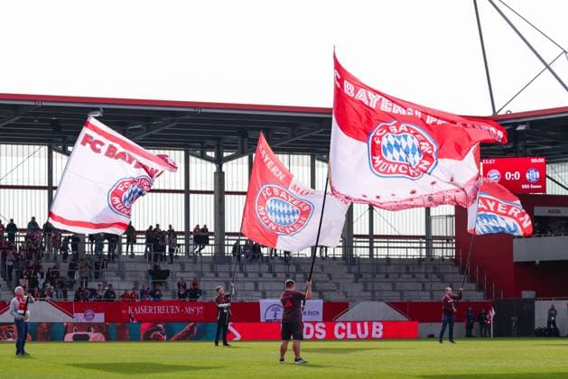 Fahnen während die Mannschaften einlaufen beim Spiel zwischen FC Bayern München v SGS Essen, Fußball, Frauen, Google Pixel Frauen-Bundesliga, 2025 2026, 8.Spieltag am 01.11.2025 in München, FC Bayern Campus. DFL and DFB regulations prohibit any use of photographs as image sequences and or quasi-video. Bayern Deutschland