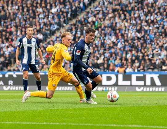 Fussball, Herren, Saison 2025 2026, 2. Bundesliga (11. Spieltag), Hertha BSC - Dynamo Dresden, v.l. Tony Menzel (Dresden), Diego Demme (Hertha BSC), 01.11. 2025,