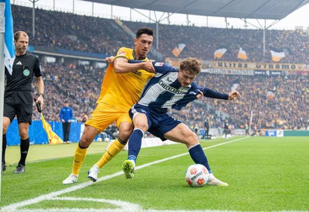 Fussball, Herren, Saison 2025 2026, 2. Bundesliga (11. Spieltag), Hertha BSC - Dynamo Dresden, v.l. Claudio Kammerknecht (Dresden), Maurice Krattenmacher (Hertha BSC), 01.11. 2025,