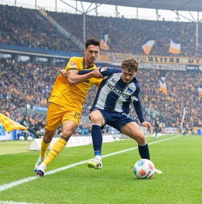 Fussball, Herren, Saison 2025 2026, 2. Bundesliga (11. Spieltag), Hertha BSC - Dynamo Dresden, v.l. Claudio Kammerknecht (Dresden), Maurice Krattenmacher (Hertha BSC), 01.11. 2025,