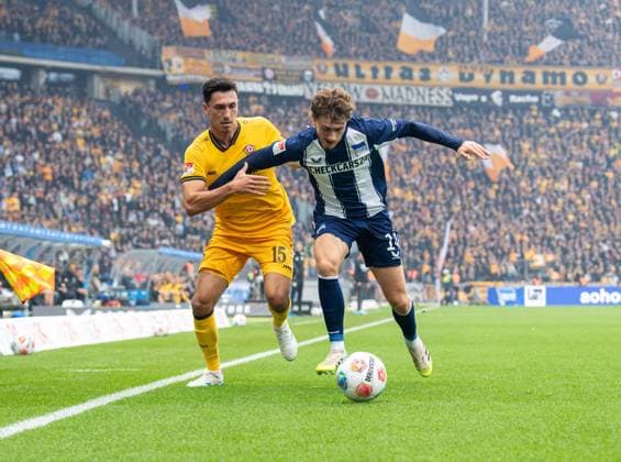 Fussball, Herren, Saison 2025 2026, 2. Bundesliga (11. Spieltag), Hertha BSC - Dynamo Dresden, v.l. Claudio Kammerknecht (Dresden), Maurice Krattenmacher (Hertha BSC), 01.11. 2025,