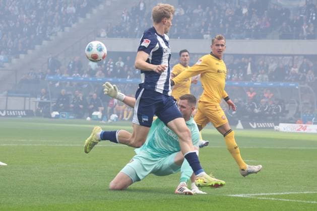 DEU, DFL, 2. FBL, Hertha BSC vs. Dynamo Dresden, 01.11.2025, Berliner Olympiastadion, Berlin, DEU, DFL, 2. FBL, Hertha BSC vs. Dynamo Dresden, im Bild Luca Schuler (Hertha BSC Berlin 18), LENNART GRILL (Dynamo Dresden 22) DFL - regulations prohibit any use of Photographs as image sequences and or quasi-video