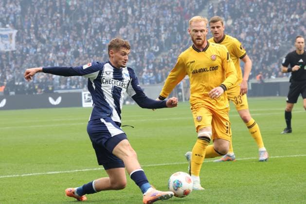 DEU, DFL, 2. FBL, Hertha BSC vs. Dynamo Dresden, 01.11.2025, Berliner Olympiastadion, Berlin, DEU, DFL, 2. FBL, Hertha BSC vs. Dynamo Dresden, im Bild Michael Cuisance (Hertha BSC Berlin 10), Jannik Mueller (Dynamo Dresden 18) DFL - regulations prohibit any use of Photographs as image sequences and or quasi-video