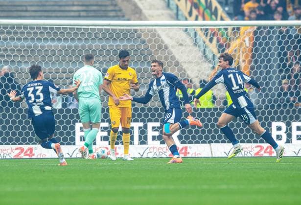 Fussball, Herren, Saison 2025 2026, 2. Bundesliga (11. Spieltag), Hertha BSC - Dynamo Dresden, v.l. Michal Karbownik (Hertha BSC), Michael Cuisance (Hertha BSC), Maurice Krattenmacher (Hertha BSC), Jubel nach Tor zum 1:0, 01.11. 2025,