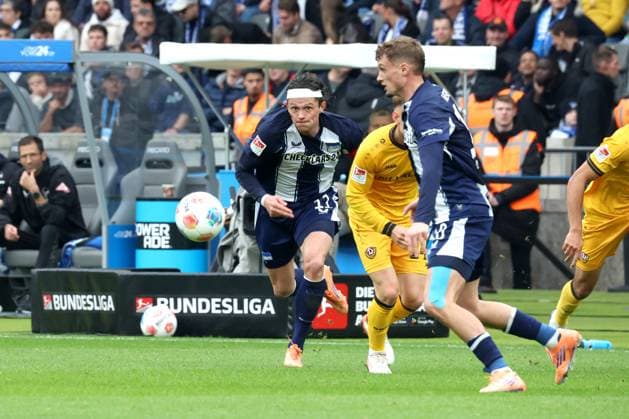 DEU, DFL, 2. FBL, Hertha BSC vs. Dynamo Dresden, 01.11.2025, Berliner Olympiastadion, Berlin, DEU, DFL, 2. FBL, Hertha BSC vs. Dynamo Dresden, im Bild Fabian Reese (Hertha BSC Berlin 11), Michael Cuisance (Hertha BSC Berlin 10), CLAUDIO KAMMERKNECHT (Dynamo Dresden 15) DFL - regulations prohibit any use of Photographs as image sequences and or quasi-video