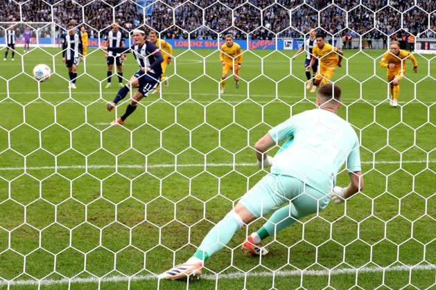 DEU, DFL, 2. FBL, Hertha BSC vs. Dynamo Dresden, 01.11.2025, Berliner Olympiastadion, Berlin, DEU, DFL, 2. FBL, Hertha BSC vs. Dynamo Dresden, im Bild 2:0 durch 11m von Fabian Reese (Hertha BSC Berlin 11), LENNART GRILL (Dynamo Dresden 22) DFL - regulations prohibit any use of Photographs as image sequences and or quasi-video