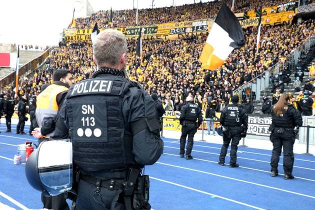 DEU, DFL, 2. FBL, Hertha BSC vs. Dynamo Dresden, 01.11.2025, Berliner Olympiastadion, Berlin, DEU, DFL, 2. FBL, Hertha BSC vs. Dynamo Dresden, im Bild Dresdner Fankurve, Polizei DFL - regulations prohibit any use of Photographs as image sequences and or quasi-video