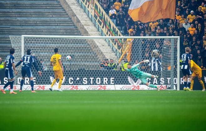 Fussball, Herren, Saison 2025 2026, 2. Bundesliga (11. Spieltag), Hertha BSC - Dynamo Dresden, Michael Cuisance (Hertha BSC) erzielt das Tor zum 1:0 gegen Torhüter Lennart Grill (Dresden), 01.11. 2025,