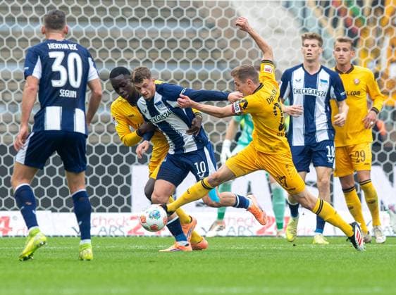 Fussball, Herren, Saison 2025 2026, 2. Bundesliga (11. Spieltag), Hertha BSC - Dynamo Dresden, v.l. Paul Seguin (Hertha BSC), Kofi Amoako (Dresden), Michael Cuisance (Hertha BSC), Niklas Hauptmann (Dresden), 01.11. 2025,