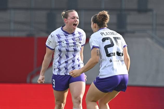Torjubel Ramona MAIER (E) mit Paulina PLATNER (E) nach Tor zum 0-1, Jubel,Freude,Begeisterung,Aktion. Fussball Google Pixel Bundesliga der Frauen Saison 2025 2026, 8.Spieltag, Spieltag08 FC Bayern Muenchen Frauen - SGS Essen am 01.11.2025 FC BAYERN CAMPUS