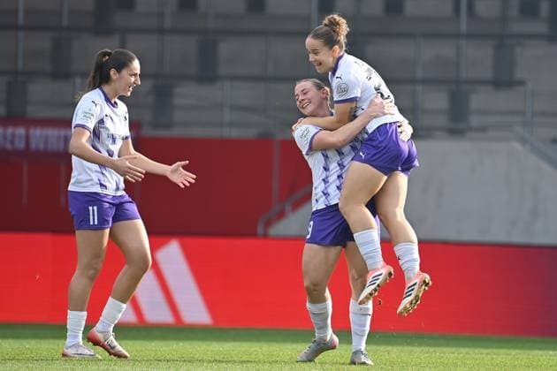 Torjubel Ramona MAIER (E) mit Paulina PLATNER (E) nach Tor zum 0-1, Jubel,Freude,Begeisterung,Aktion. li:Laureta ELMAZI (E). Fussball Google Pixel Bundesliga der Frauen Saison 2025 2026, 8.Spieltag, Spieltag08 FC Bayern Muenchen Frauen - SGS Essen am 01.11.2025 FC BAYERN CAMPUS