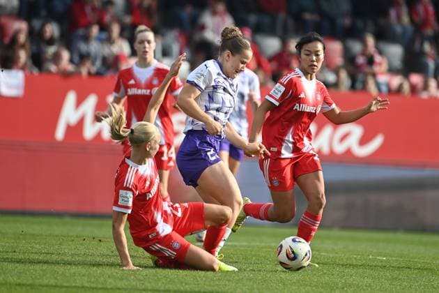 v.li:Pernile HARDER (FCB), Paulina PLATNER (E), Momoko TANIKAWA (FCB), Aktion,Zweikampf. Fussball Google Pixel Bundesliga der Frauen Saison 2025 2026, 8.Spieltag, Spieltag08 FC Bayern Muenchen Frauen - SGS Essen am 01.11.2025 FC BAYERN CAMPUS